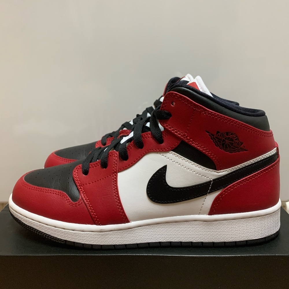 Nike Air Jordan 1 Mid GS ‘Chicago Black Toe’